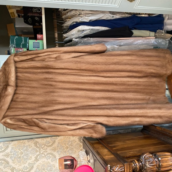 3 furs full an 3 half fur an leather. Worn twice an 4 never worn. - Picture 8 of 12